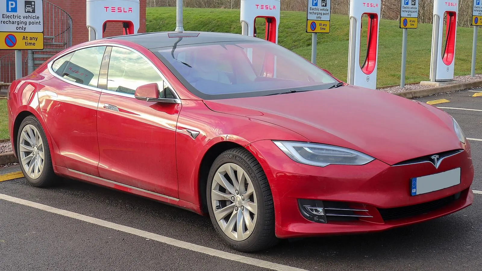 Voiture électrique réelle photographiée en extérieur pour « Subventions et primes à l’achat de voitures électriques en Belgique »