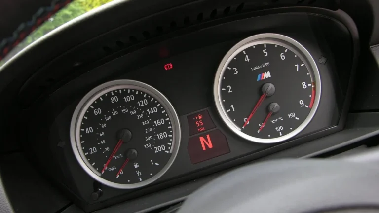 Voiture réelle photographiée en extérieur pour « Suspension et Amortisseurs: Vérification et Coûts de Remplacement sur Voiture d’Occasion »