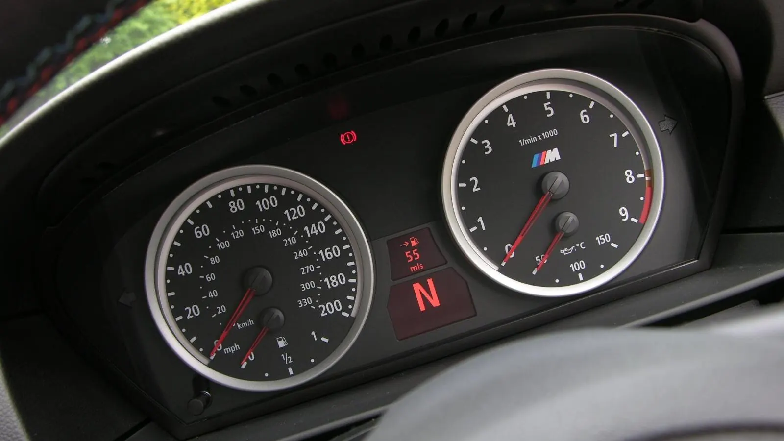 Voiture réelle photographiée en extérieur pour « Suspension et Amortisseurs: Vérification et Coûts de Remplacement sur Voiture d’Occasion »