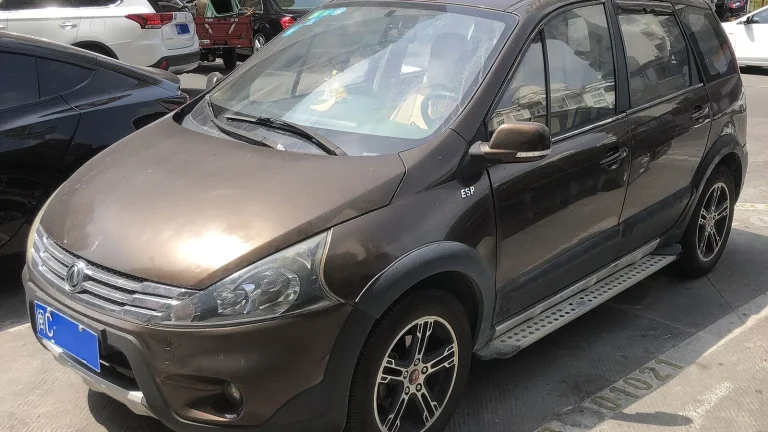 Voiture réelle photographiée en extérieur pour « Les SUV Compacts d’occasion Populaires en Belgique : Qashqai, Sportage, Tucson »