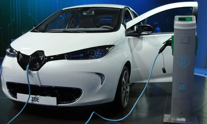 Voiture électrique réelle photographiée en extérieur pour « SUV Électriques en Belgique : Quel Modèle Choisir pour l’Aventure ? »