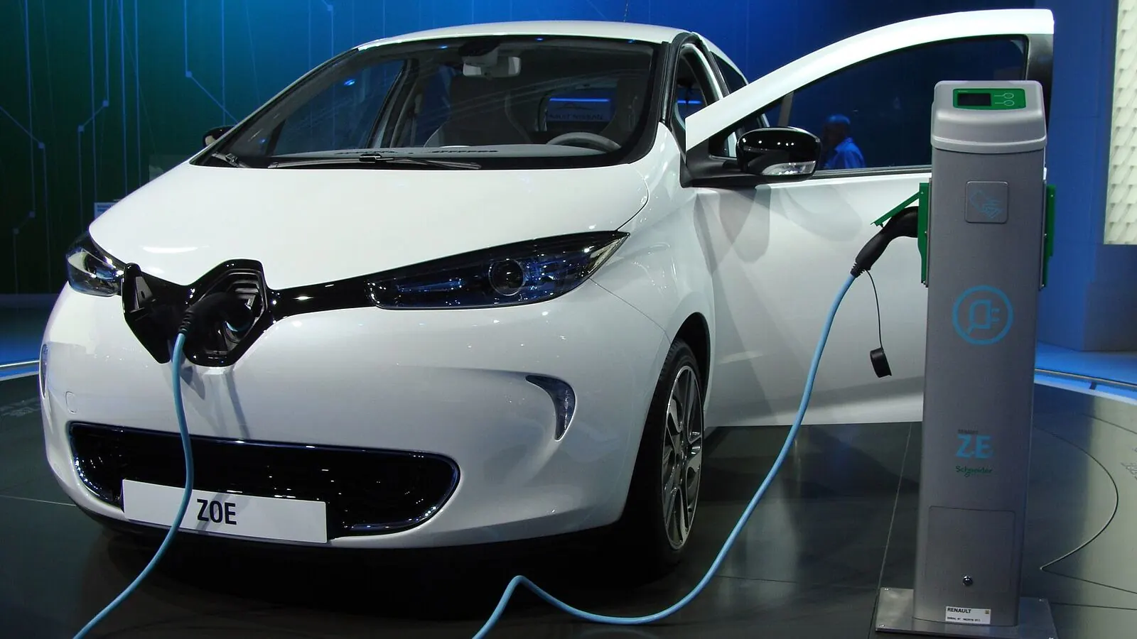 Voiture électrique réelle photographiée en extérieur pour « SUV Électriques en Belgique : Quel Modèle Choisir pour l’Aventure ? »