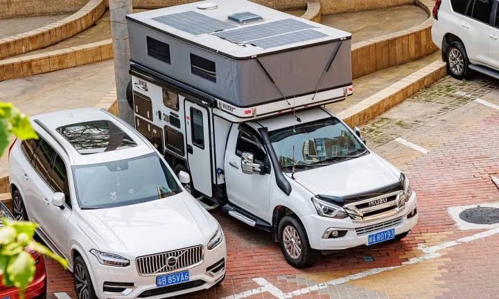 Camping-car réel photographié sur la route ou en stationnement pour « Système Électrique du Camping-car : Dépannage et Maintenance des Batteries »