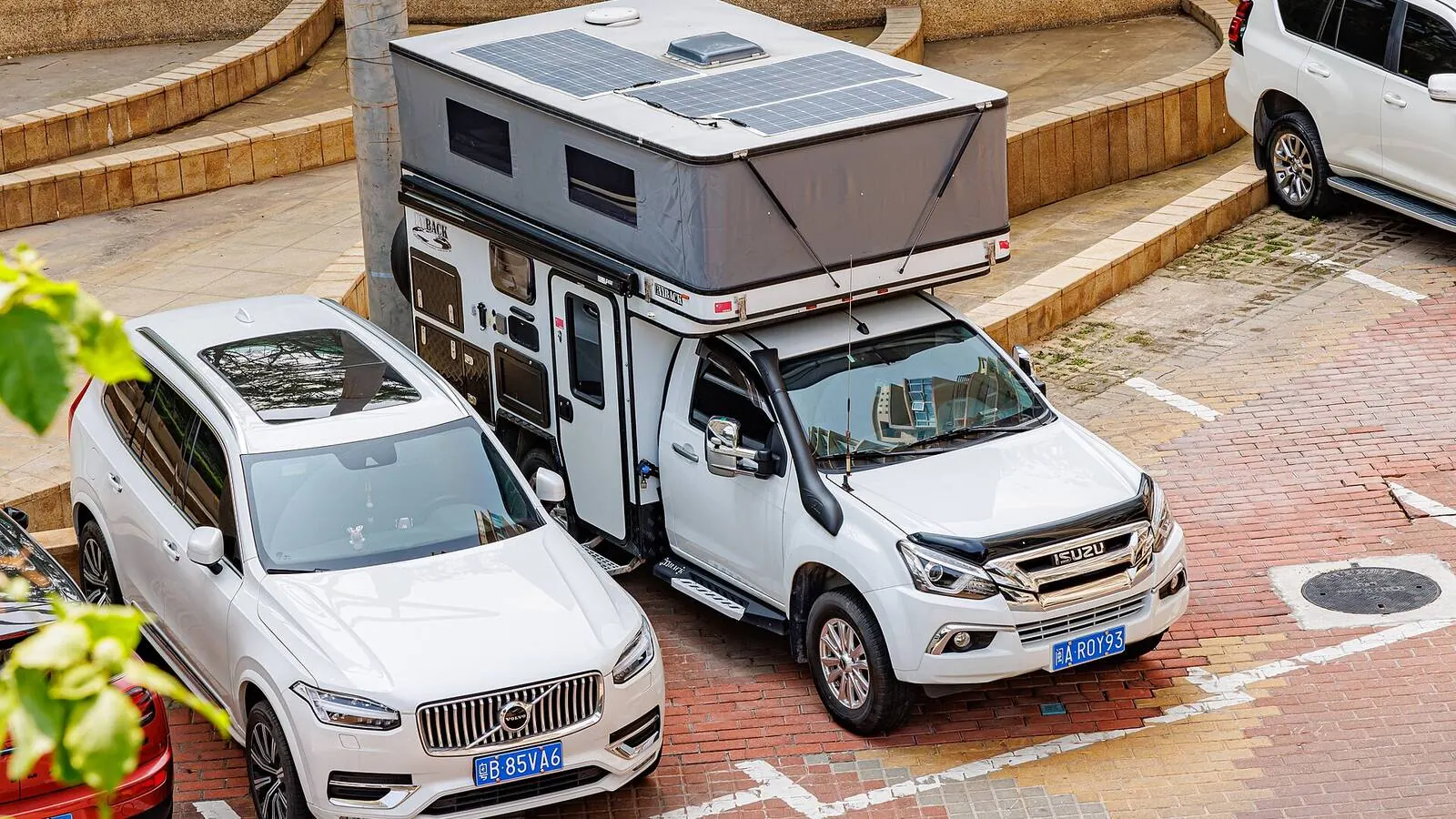 Camping-car réel photographié sur la route ou en stationnement pour « Système Électrique du Camping-car : Dépannage et Maintenance des Batteries »