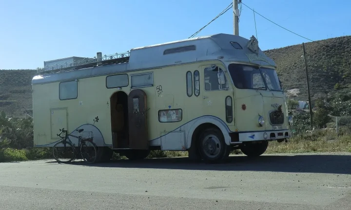 Camping-car réel photographié sur la route ou en stationnement pour « Systèmes d’Alarme et Antivols pour Camping-Car : Protégez Votre Investissement »