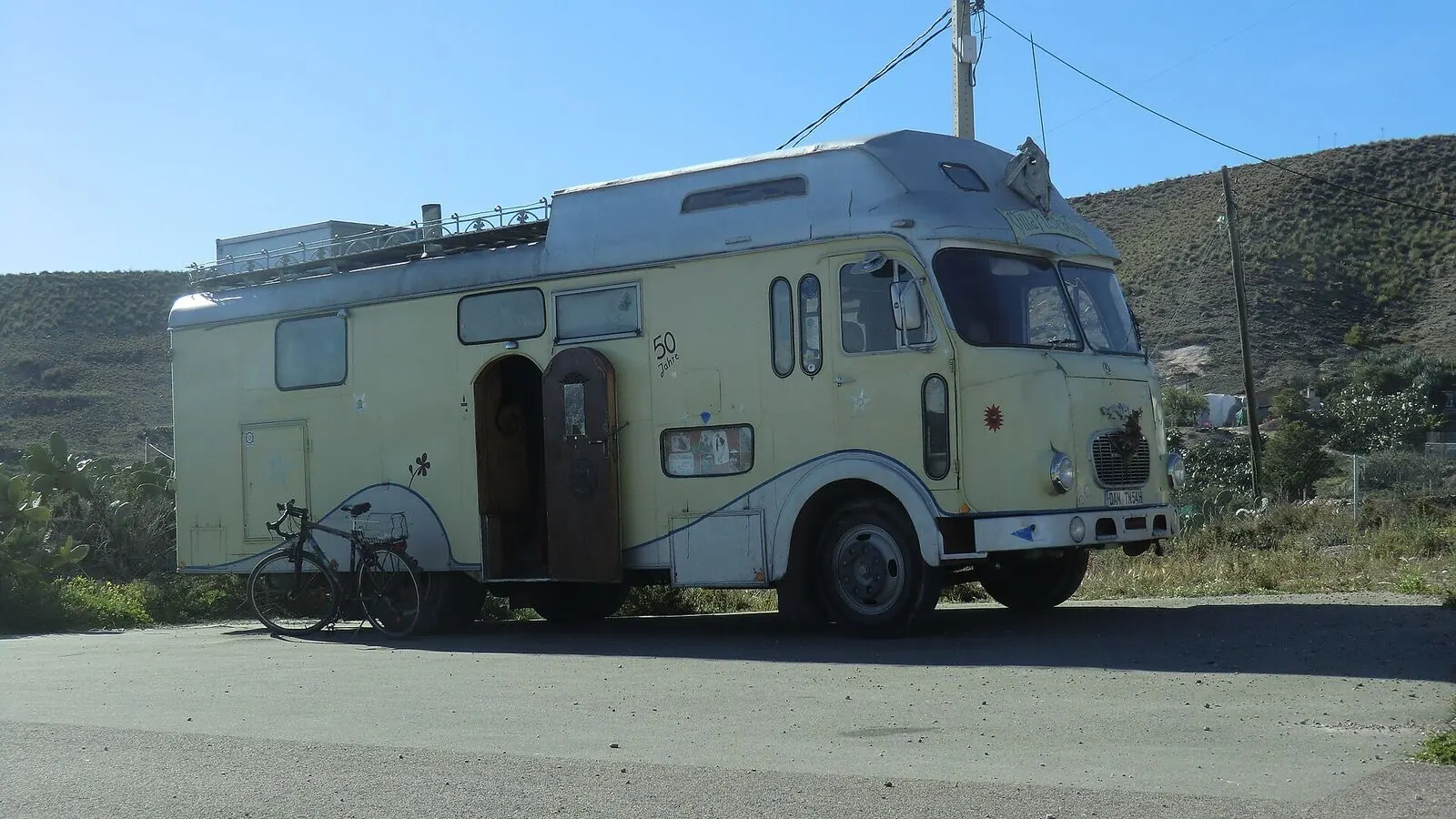 Camping-car réel photographié sur la route ou en stationnement pour « Systèmes d’Alarme et Antivols pour Camping-Car : Protégez Votre Investissement »