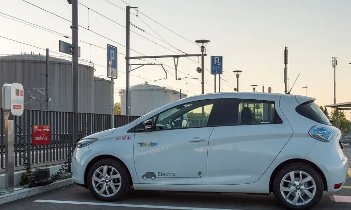 Voiture électrique réelle photographiée en extérieur pour « Systèmes de Freinage Régénératif : Comparatif sur les Modèles VE Belges »