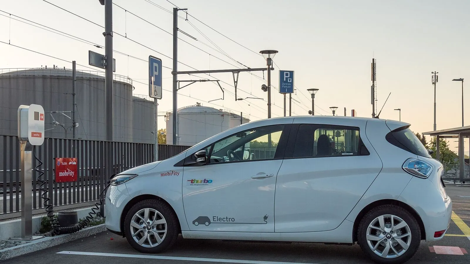 Voiture électrique réelle photographiée en extérieur pour « Systèmes de Freinage Régénératif : Comparatif sur les Modèles VE Belges »