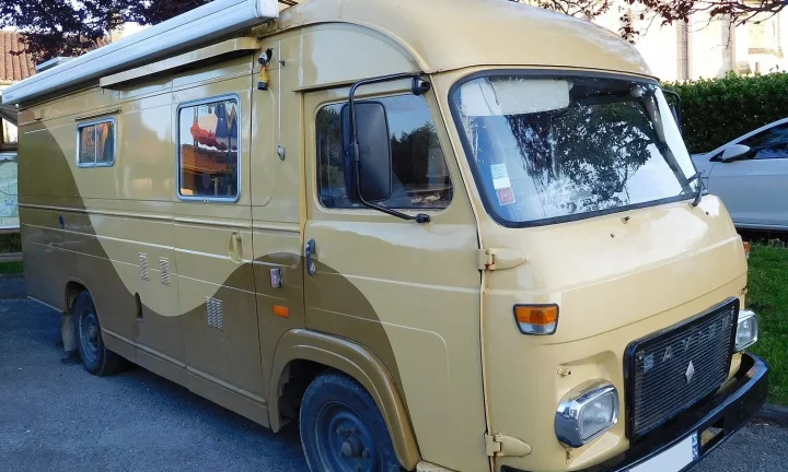 Camping-car réel photographié sur la route ou en stationnement pour « Systèmes GPS Spécial Camping-Car : Naviguez Sans Encombre »