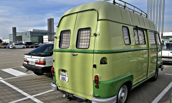 Camping-car réel photographié sur la route ou en stationnement pour « Systèmes Multimédia et Sonorisation pour un Confort Optimal en Camping-Car »