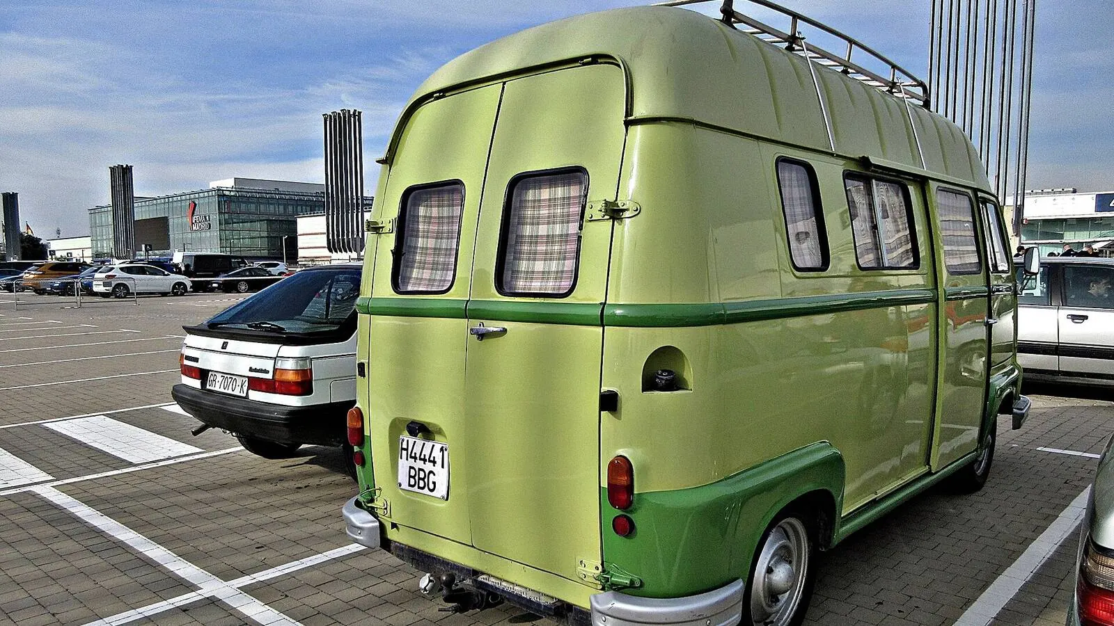 Camping-car réel photographié sur la route ou en stationnement pour « Systèmes Multimédia et Sonorisation pour un Confort Optimal en Camping-Car »