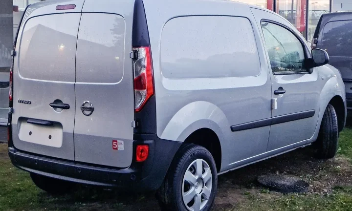 Voiture électrique réelle photographiée en extérieur pour « Taxes de Circulation et Mise en Circulation pour les VE en Belgique : Explications »