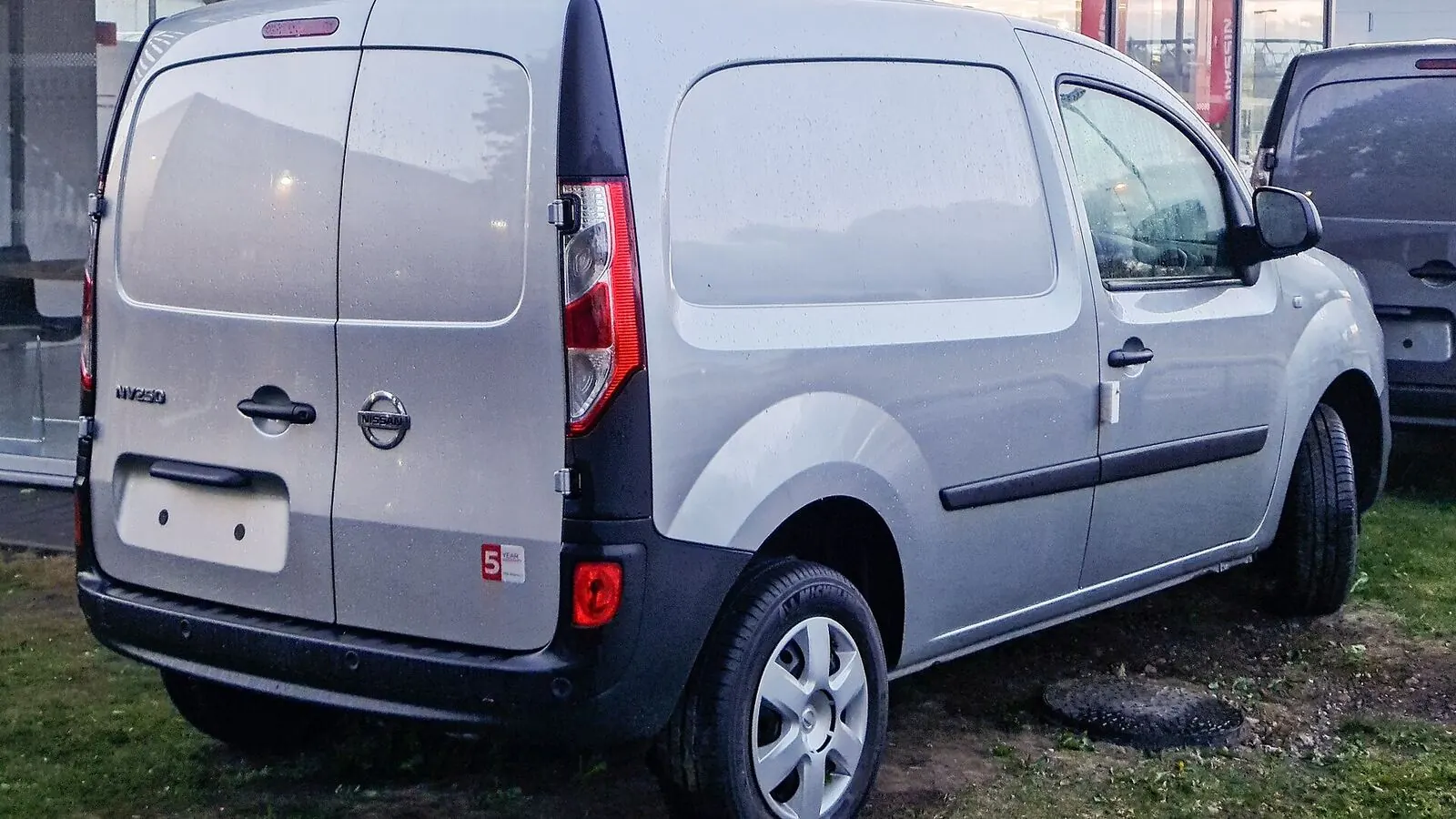 Voiture électrique réelle photographiée en extérieur pour « Taxes de Circulation et Mise en Circulation pour les VE en Belgique : Explications »