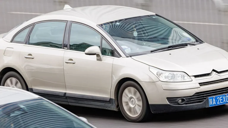 Voiture réelle photographiée en extérieur pour « Les taxes et redevances liées à l’achat d’une voiture d’occasion en Belgique »