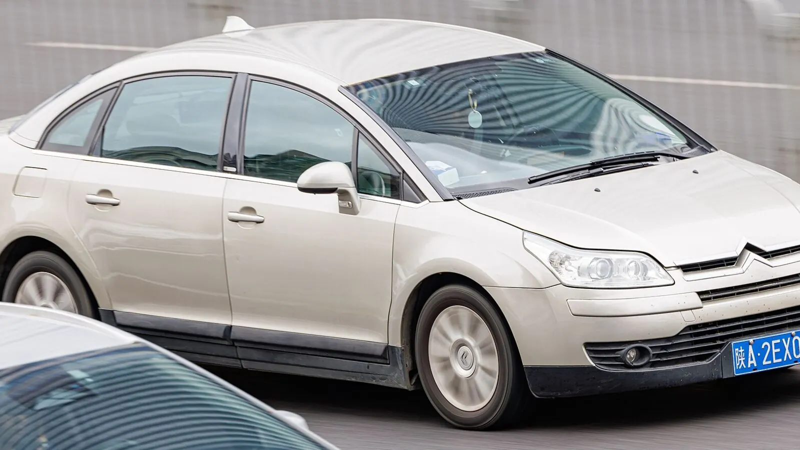 Voiture réelle photographiée en extérieur pour « Les taxes et redevances liées à l’achat d’une voiture d’occasion en Belgique »