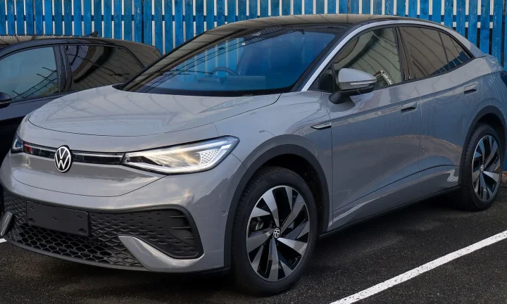 Voiture électrique réelle photographiée en extérieur pour « Les taxes routières pour les VE en Belgique : calcul et exemptions par région »