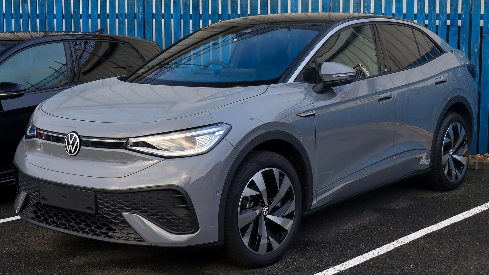 Voiture électrique réelle photographiée en extérieur pour « Les taxes routières pour les VE en Belgique : calcul et exemptions par région »