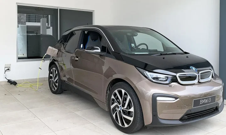 Voiture électrique réelle photographiée en extérieur pour « Comparaison TCO : Voiture électrique neuve vs occasion en Belgique »