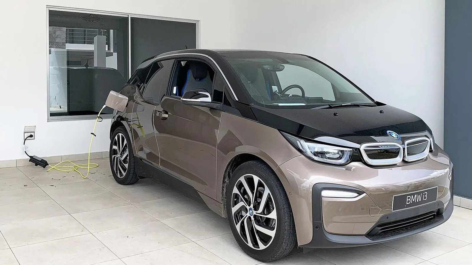 Voiture électrique réelle photographiée en extérieur pour « Comparaison TCO : Voiture électrique neuve vs occasion en Belgique »