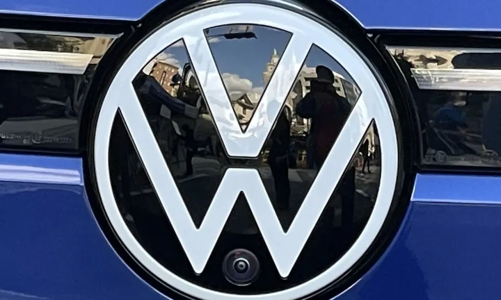 Voiture électrique réelle photographiée en extérieur pour « Technologies de Batteries : Vers une Autonomie Toujours Plus Grande »