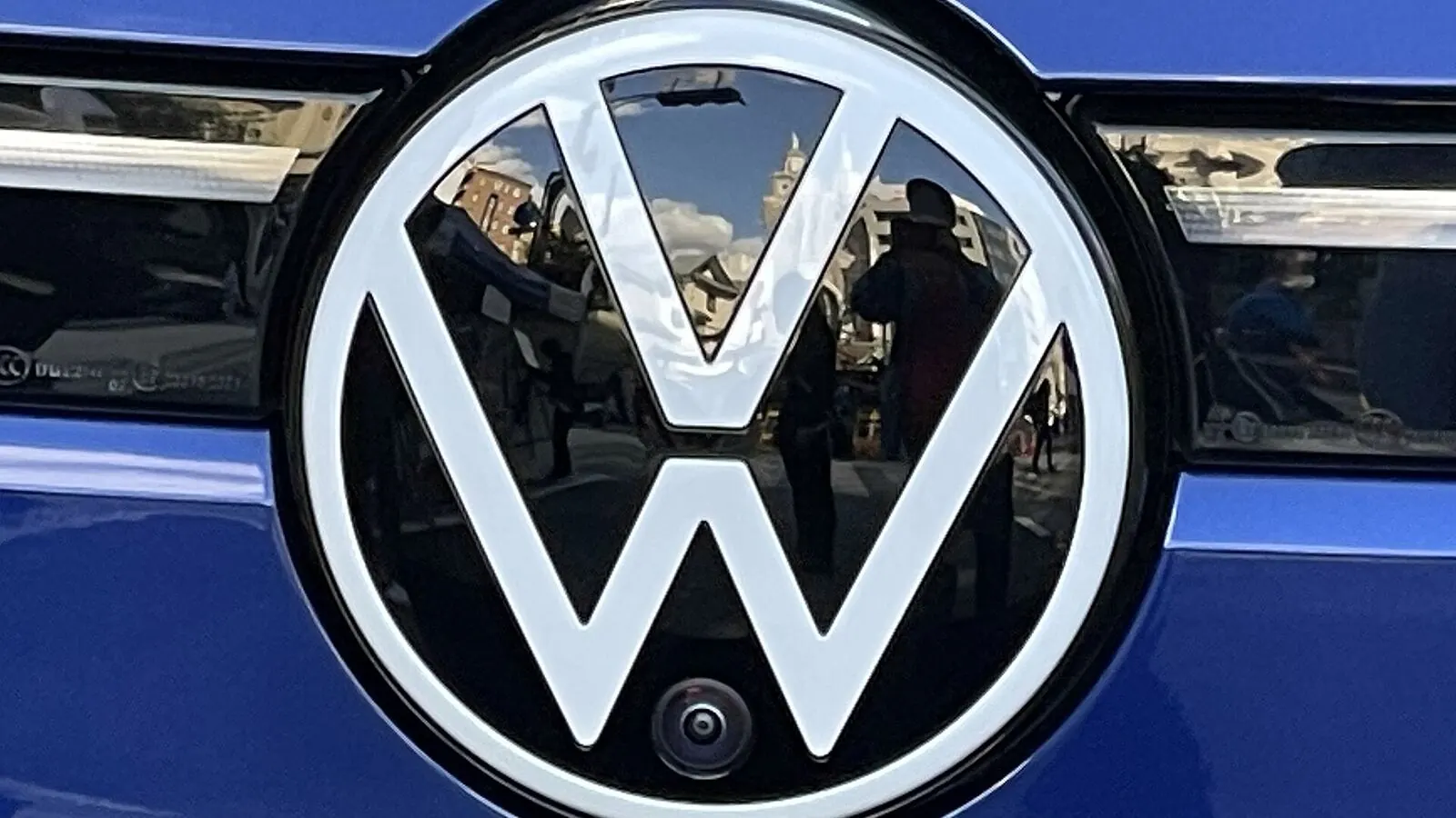 Voiture électrique réelle photographiée en extérieur pour « Technologies de Batteries : Vers une Autonomie Toujours Plus Grande »