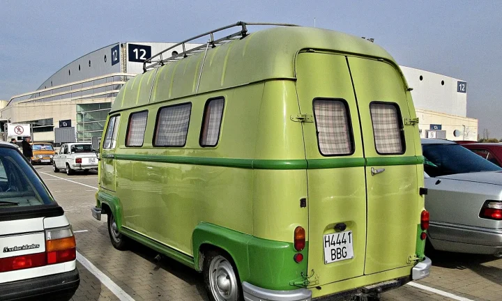 Camping-car réel photographié sur la route ou en stationnement pour « Télévision et Antenne Satellite pour Camping-Car : Divertissement à Bord »