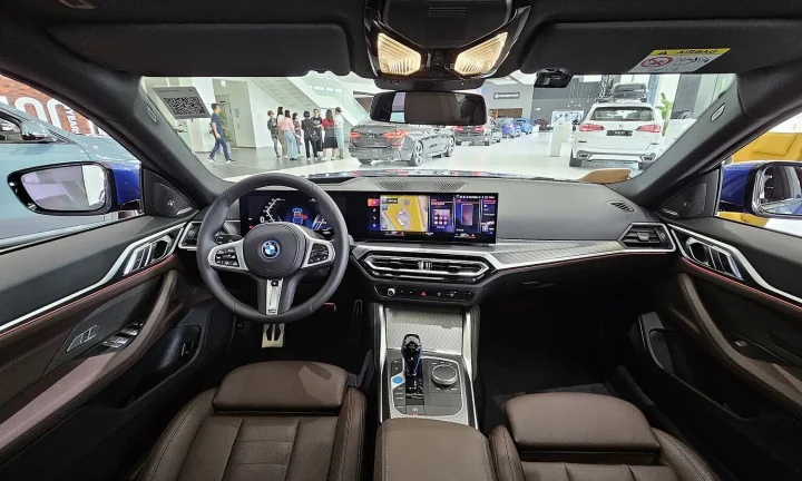Voiture électrique réelle photographiée en extérieur pour « Témoignages : Rouler en Voiture Électrique au Quotidien en Belgique »
