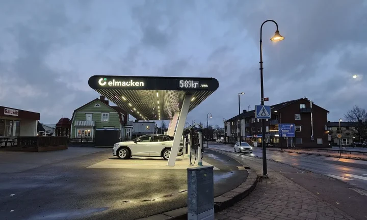 Voiture électrique réelle photographiée près d’une borne de recharge pour « Combien de temps faut-il pour recharger une voiture électrique en Belgique? »