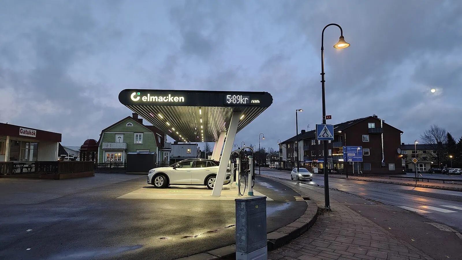 Voiture électrique réelle photographiée près d’une borne de recharge pour « Combien de temps faut-il pour recharger une voiture électrique en Belgique? »