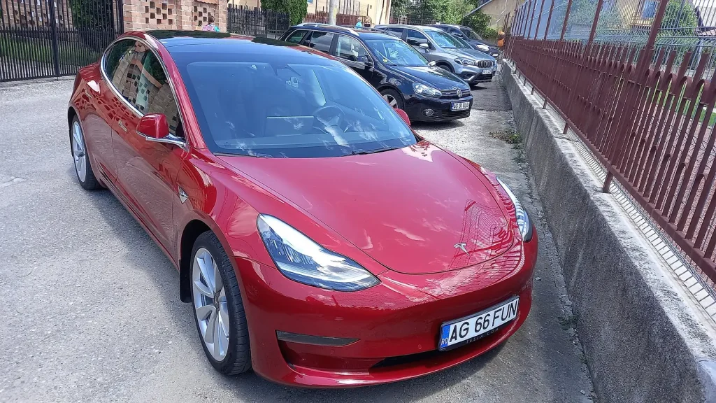 Tesla Model 3 photographiée de trois quarts avant