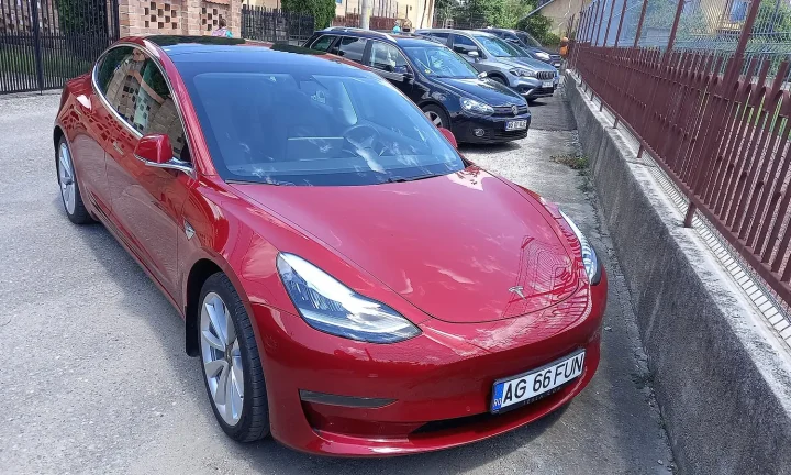Tesla Model 3 photographiée de trois quarts avant
