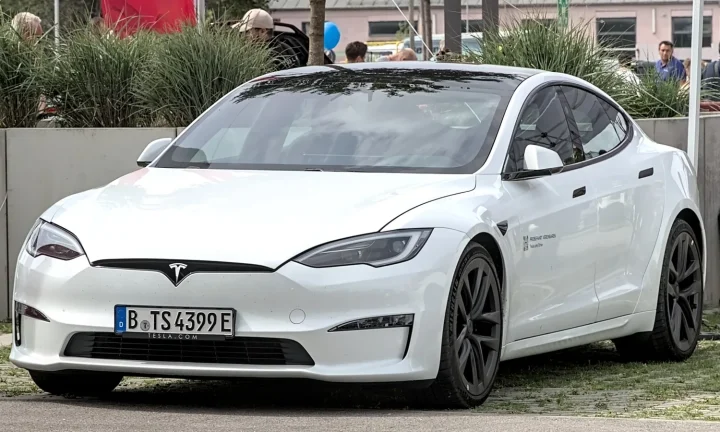 Photo réelle du modèle Tesla Model S en extérieur