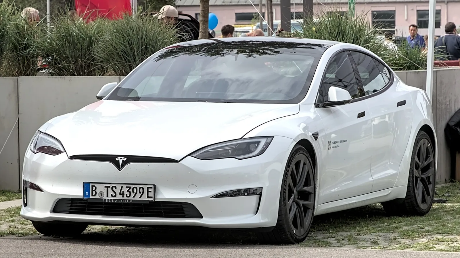 Photo réelle du modèle Tesla Model S en extérieur