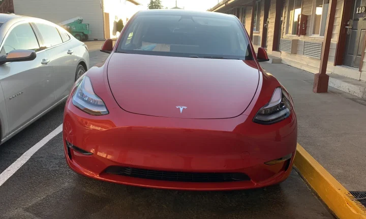 Tesla Model Y photographié de face