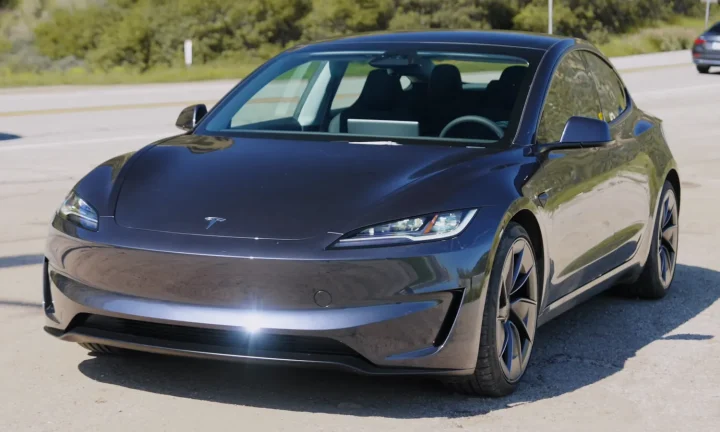 Tesla Model 3 restylée photographiée de trois quarts avant