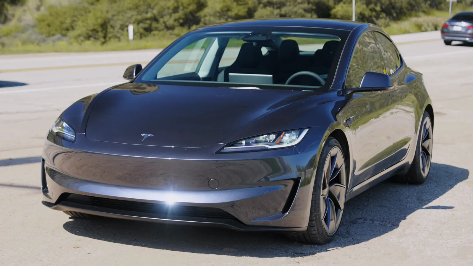 Tesla Model 3 restylée photographiée de trois quarts avant