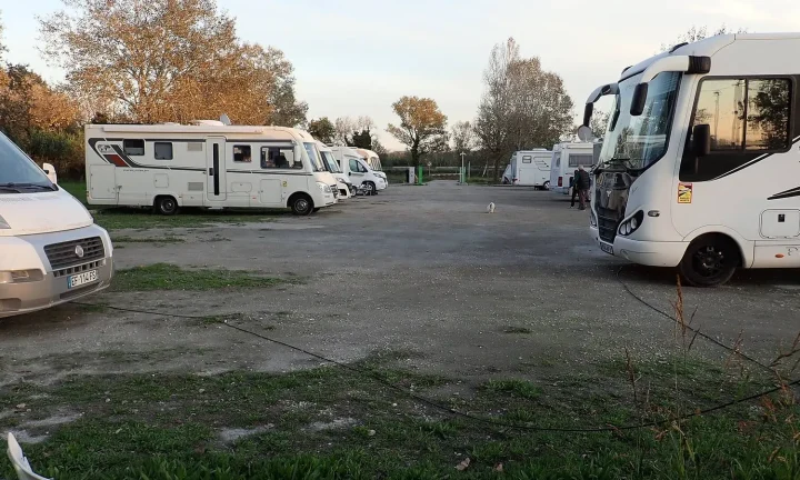 Camping-car réel photographié sur la route ou en stationnement pour « Top Campings et Aires de Services pour Camping-Cars en Belgique »