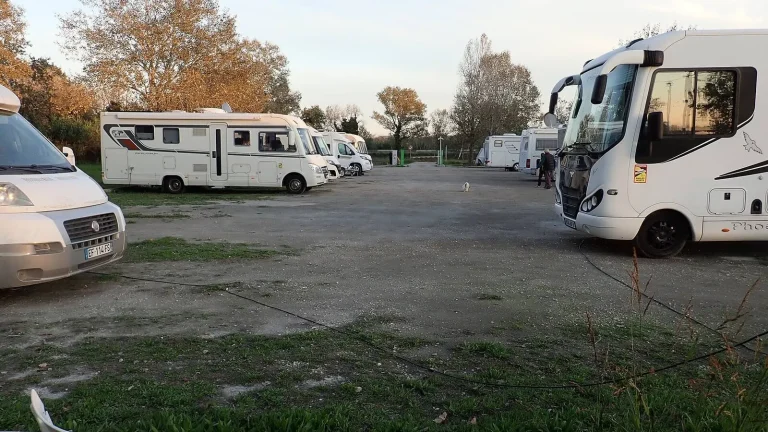 Camping-car réel photographié sur la route ou en stationnement pour « Top Campings et Aires de Services pour Camping-Cars en Belgique »