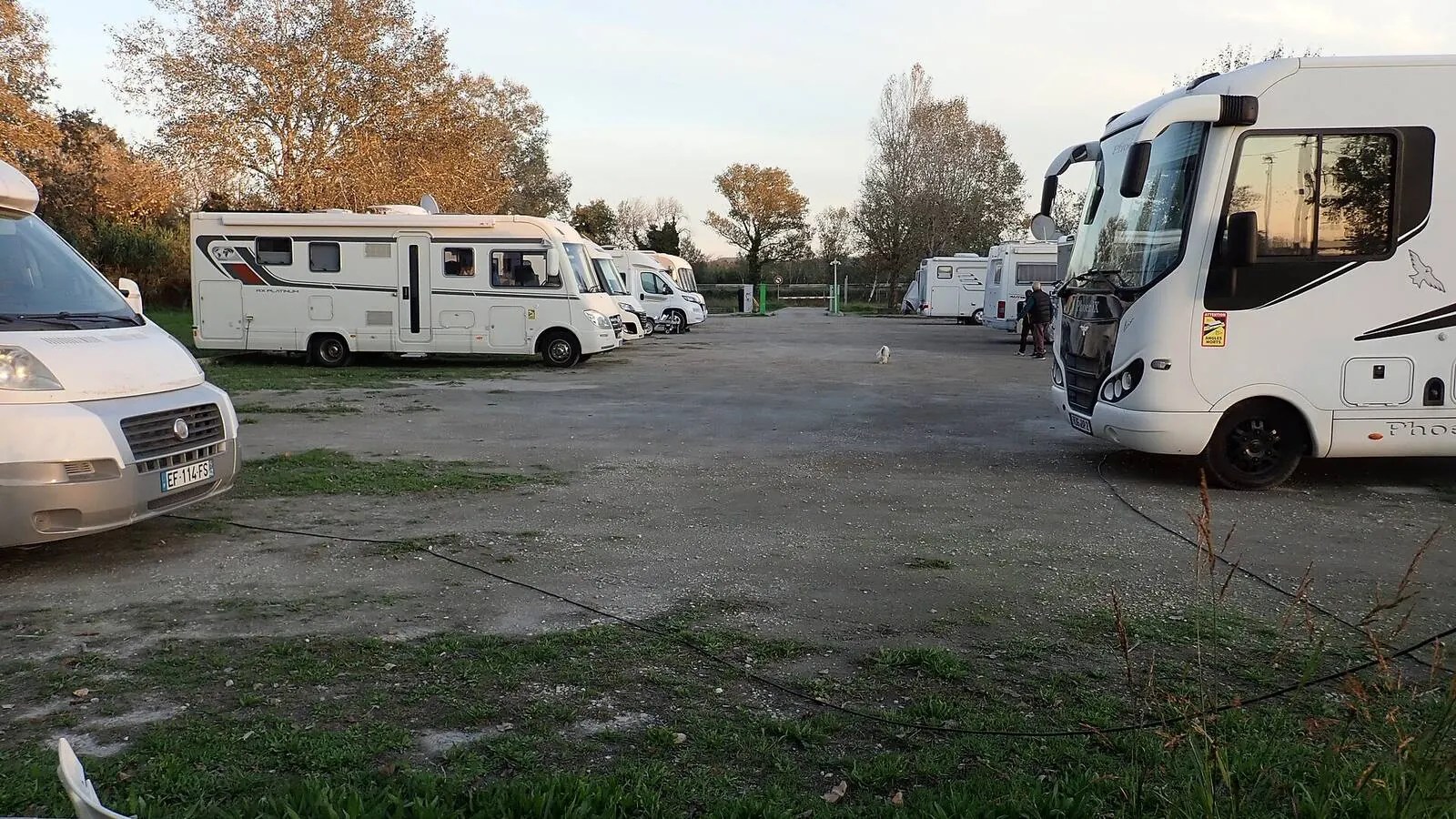 Camping-car réel photographié sur la route ou en stationnement pour « Top Campings et Aires de Services pour Camping-Cars en Belgique »