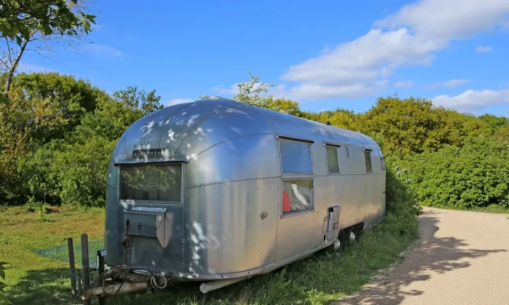 Camping-car réel photographié sur la route ou en stationnement pour « Top 10 des Aires de Nuit pour Camping-cars près des Ardennes Belges »