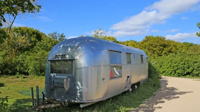 Camping-car réel photographié sur la route ou en stationnement pour « Top 10 des Aires de Nuit pour Camping-cars près des Ardennes Belges »