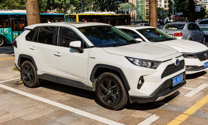 Toyota RAV4 hybride de génération XA50 photographié de trois quarts avant