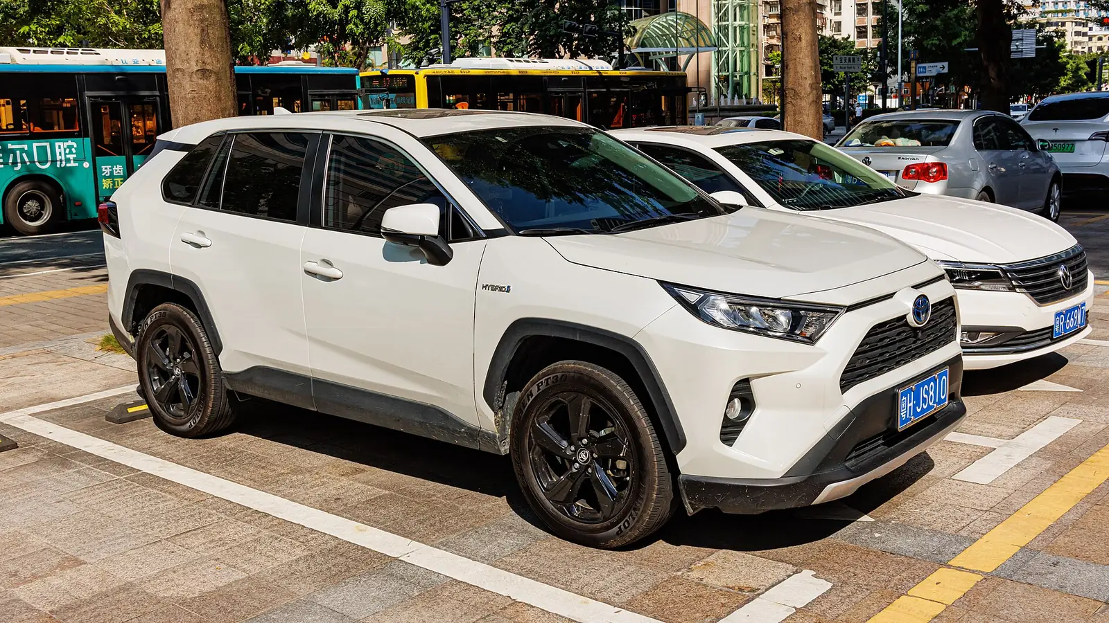 Toyota RAV4 hybride de génération XA50 photographié de trois quarts avant
