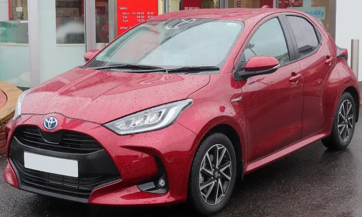 Toyota Yaris hybride de quatrième génération photographiée de trois quarts avant
