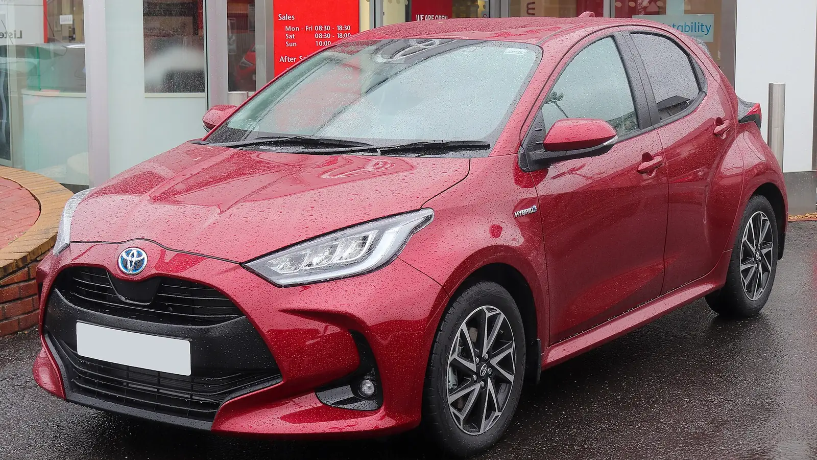 Toyota Yaris hybride de quatrième génération photographiée de trois quarts avant