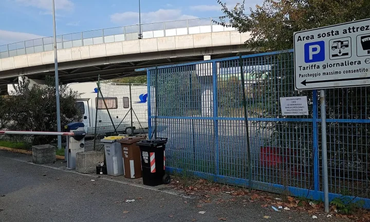 Camping-car réel photographié sur la route ou en stationnement pour « Transporter des Animaux de Compagnie en Camping-car en Belgique : La Réglementation »