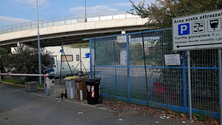 Camping-car réel photographié sur la route ou en stationnement pour « Transporter des Animaux de Compagnie en Camping-car en Belgique : La Réglementation »