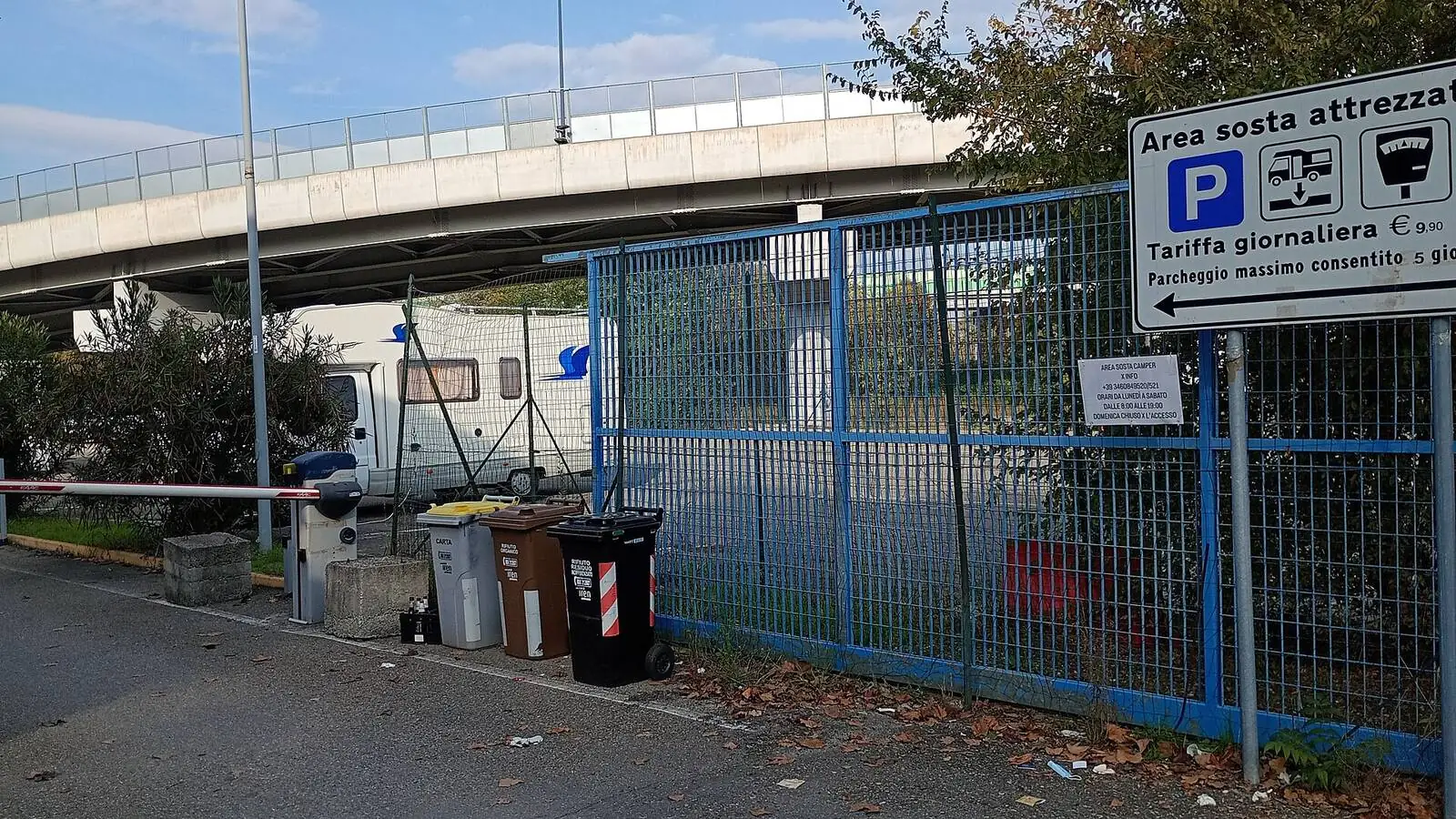 Camping-car réel photographié sur la route ou en stationnement pour « Transporter des Animaux de Compagnie en Camping-car en Belgique : La Réglementation »