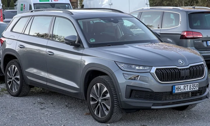 Voiture réelle photographiée en extérieur pour « Travailler à Distance Depuis son Camping-car en Belgique : Le Guide du Nomade Digital »