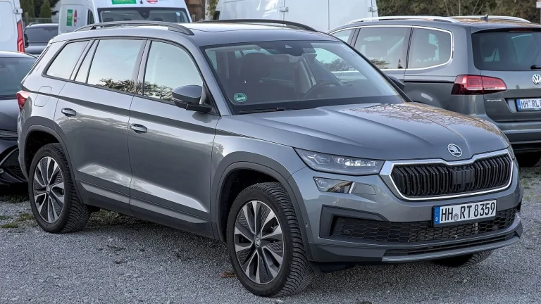 Voiture réelle photographiée en extérieur pour « Travailler à Distance Depuis son Camping-car en Belgique : Le Guide du Nomade Digital »
